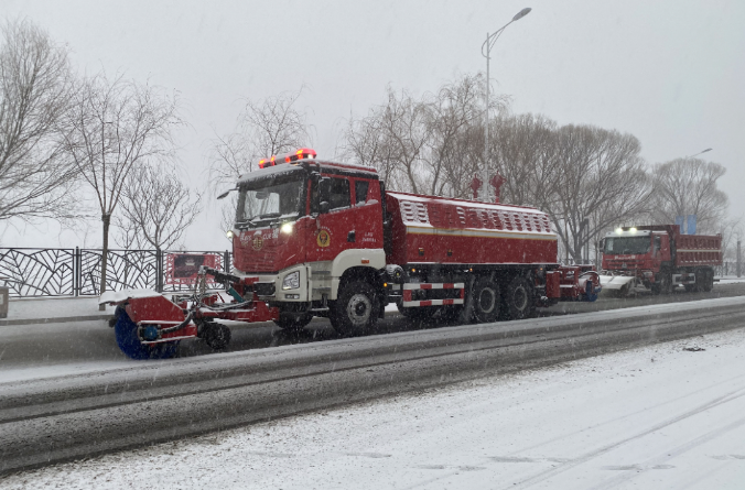 杭州宝马会环境除冰雪装备全力投入破冰作业，助力北京道路交通安全